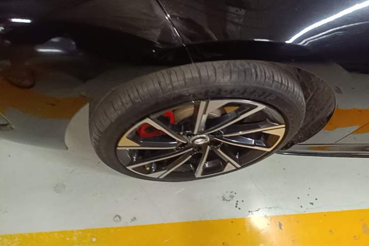 Used BMW 2 Series 2021 225i 4-Door Coupe M Sport Package Left Front Wheel Hub