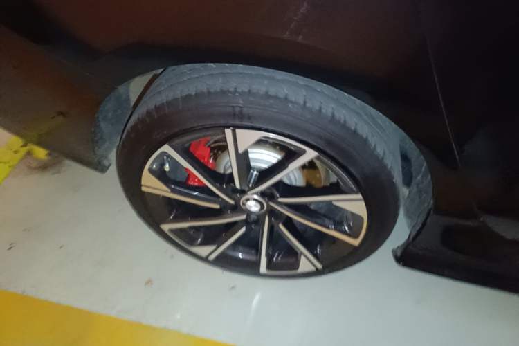Used BMW 2 Series 2021 225i 4-Door Coupe M Sport Package Right Rear Wheel Hub
