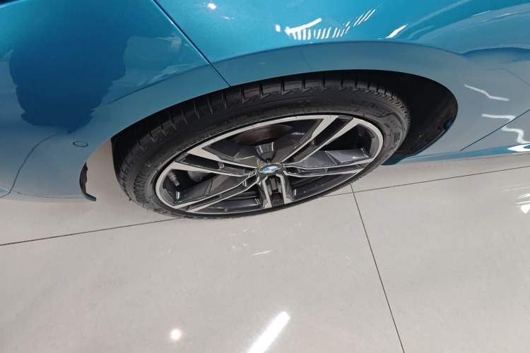 Used BMW 2 Series 2021 225i 4-Door Coupe M Sport Package Left Front Wheel Hub