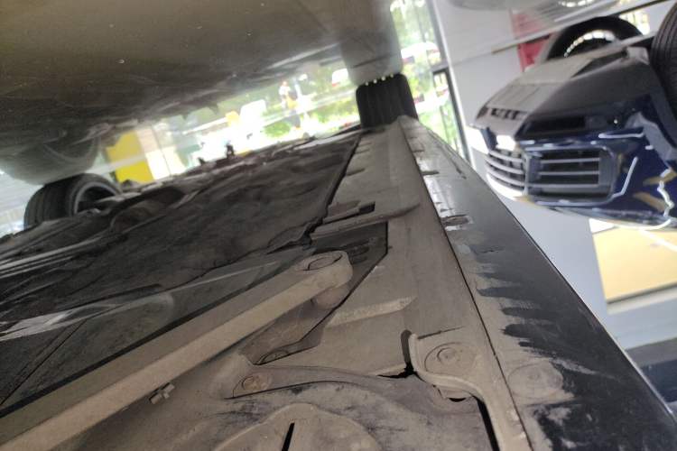 Used BMW 2 Series 2021 225i 4-Door Coupe M Sport Package Left Side Sill