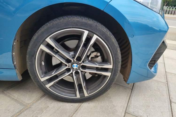 Used BMW 2 Series 2023 225i Four-Door Coupe M Sport Package Right Front Wheel Hub