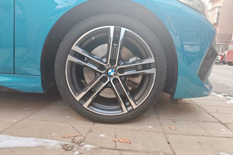 Used BMW 2 Series 2023 225i Four-Door Coupe M Sport Package Right Front Wheel Hub