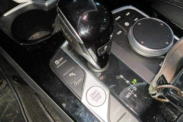 Used BMW 2 Series 2023 225i Four-Door Coupe M Sport Package Gear Lever