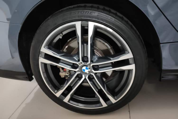 Used BMW 2 Series 2023 225i Four-Door Coupe M Sport Shadowline Package Right Rear Wheel Hub