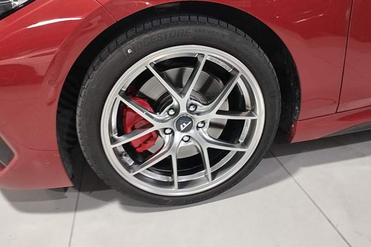 Used BMW 2 Series 2023 225i Four-Door Coupe M Sport Package Left Front Wheel Hub