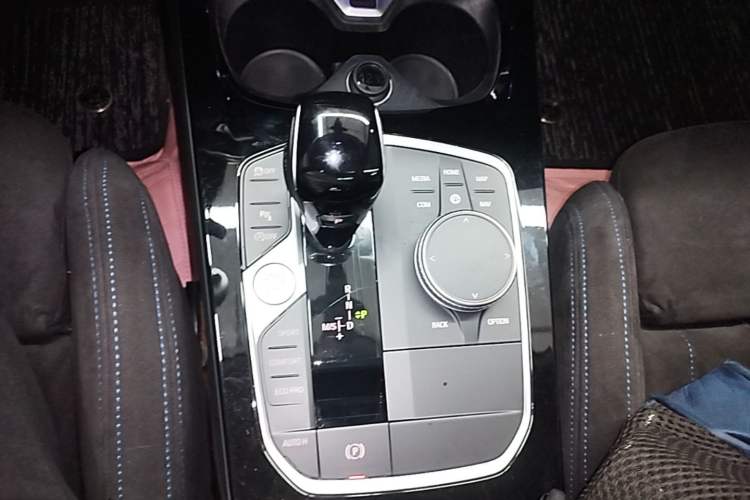 Used BMW 2 Series 2023 225i Four-Door Coupe M Sport Shadowline Package Gear Lever