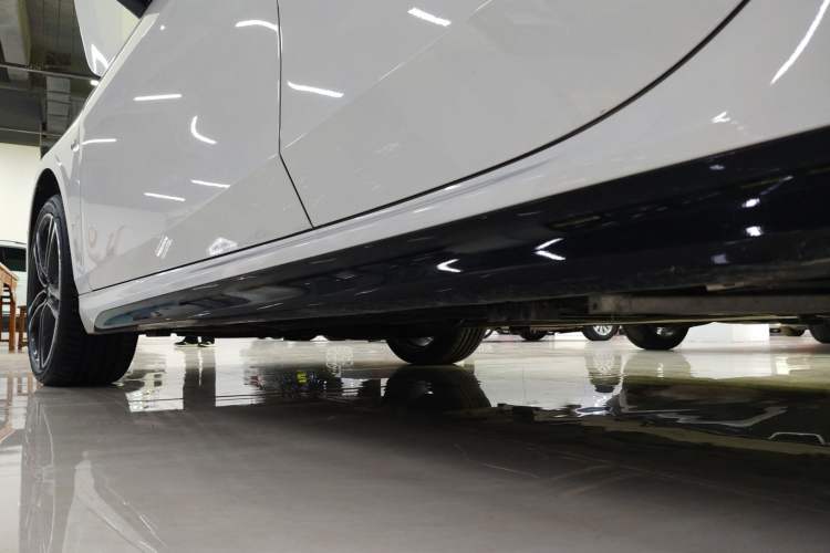 Used BMW 2 Series 2023 225i Four-Door Coupe M Sport Package Left Side Sill