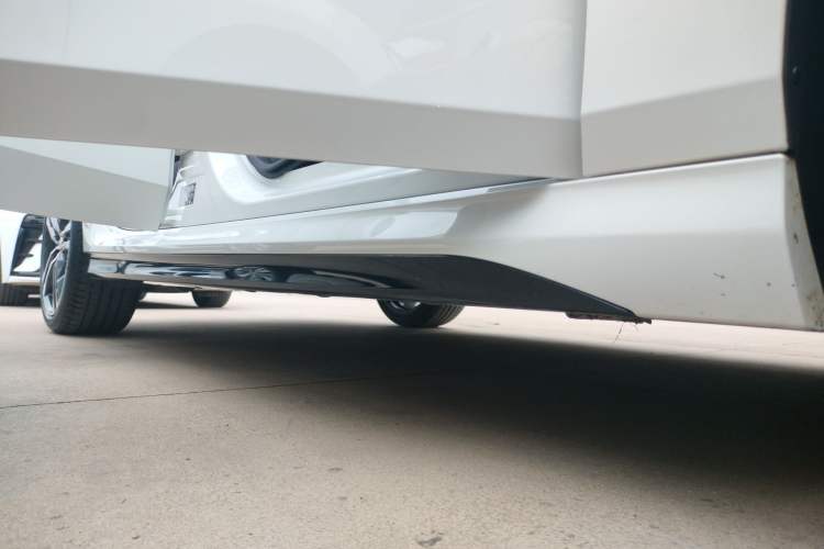 Used BMW 2 Series 2023 225i Four-Door Coupe M Sport Package Right Side Sill