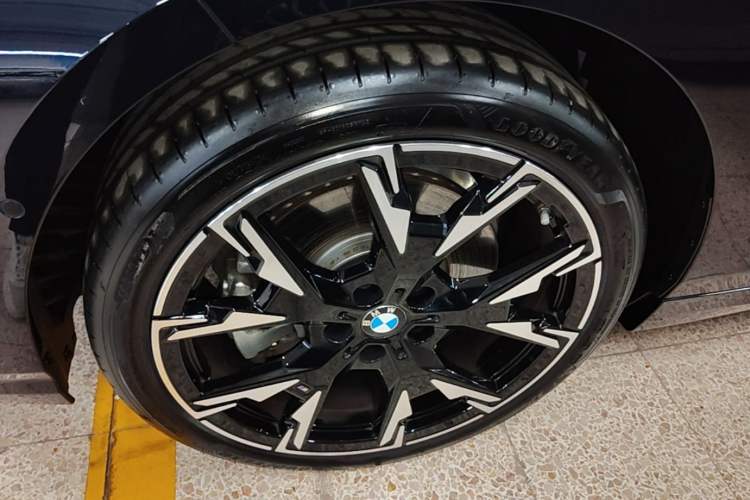 Used BMW 2 Series 2025 225L M Sport Night Edition Package Left Front Wheel Hub