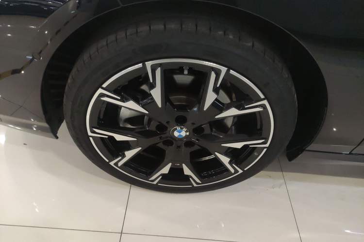 Used BMW 2 Series 2025 225L M Sport Night Edition Package Left Front Wheel Hub