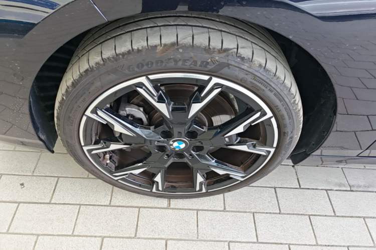 Used BMW 2 Series 2025 225L M Sport Night Edition Package Left Front Wheel Hub