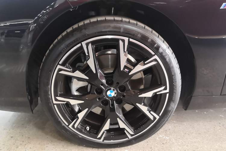 Used BMW 2 Series 2025 225L M Sport Night Edition Package Left Front Wheel Hub