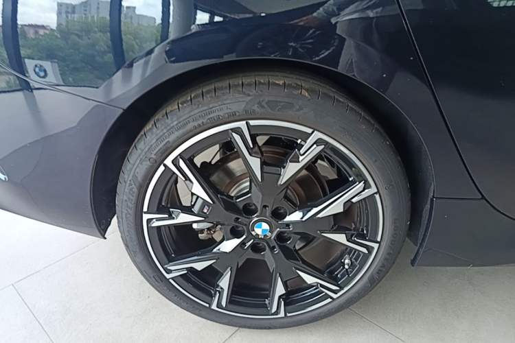 Used BMW 2 Series 2025 225L M Sport Night Edition Package Right Rear Wheel Hub