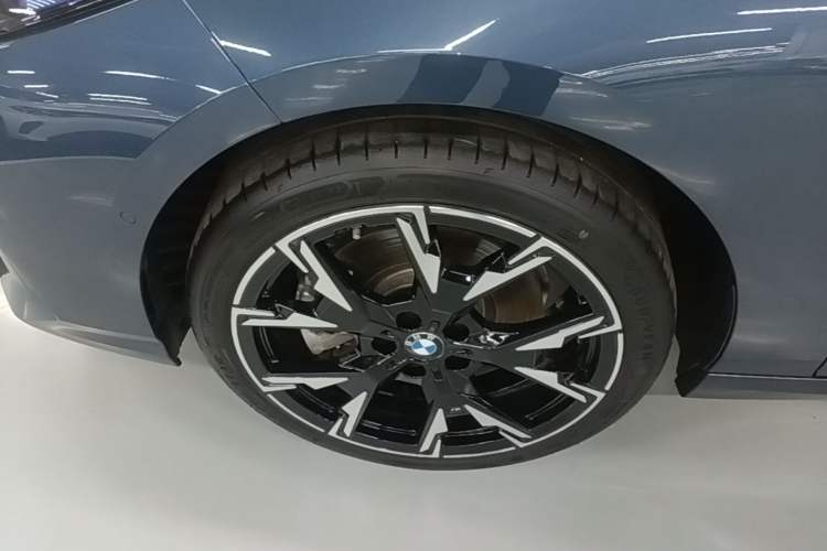 Used BMW 2 Series 2025 225L M Sport Night Edition Package Left Front Wheel Hub