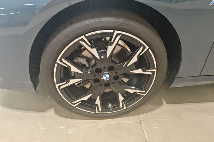 Used BMW 2 Series 2025 225L M Sport Night Edition Package Left Front Wheel Hub