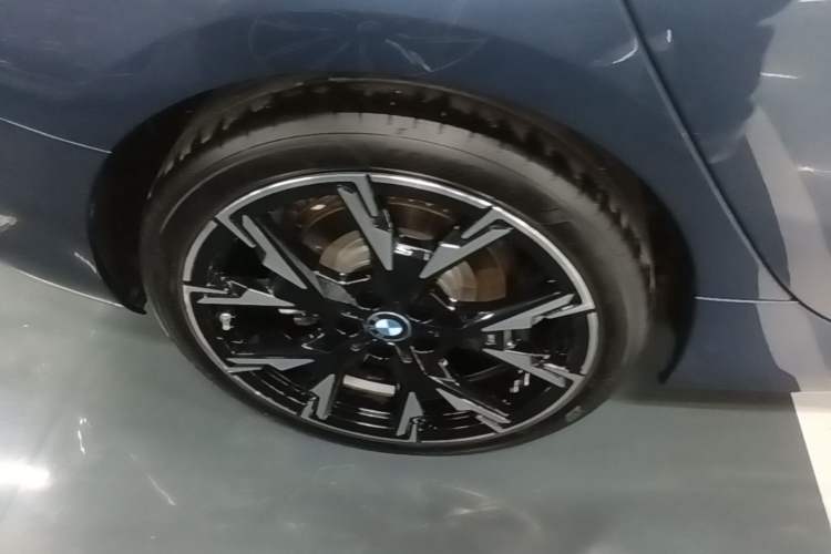 Used BMW 2 Series 2025 225L M Sport Night Edition Package Right Rear Wheel Hub