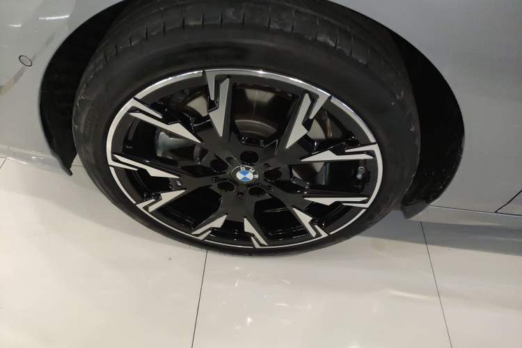 Used BMW 2 Series 2025 225L M Sport Night Edition Package Left Front Wheel Hub