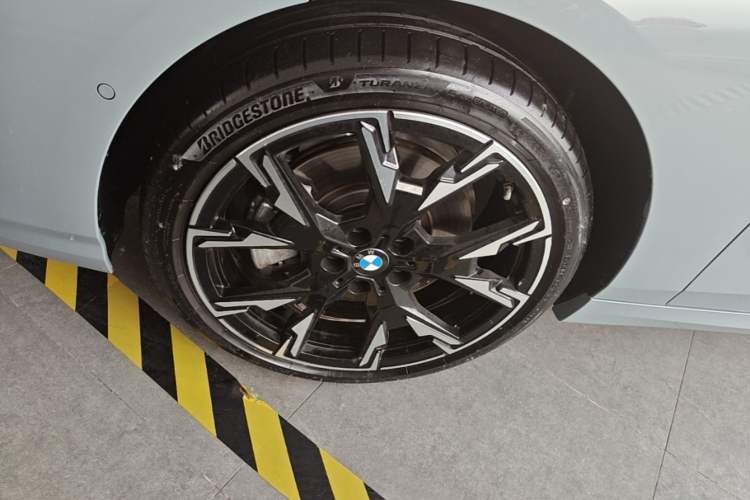 Used BMW 2 Series 2025 225L M Sport Night Edition Package Left Front Wheel Hub
