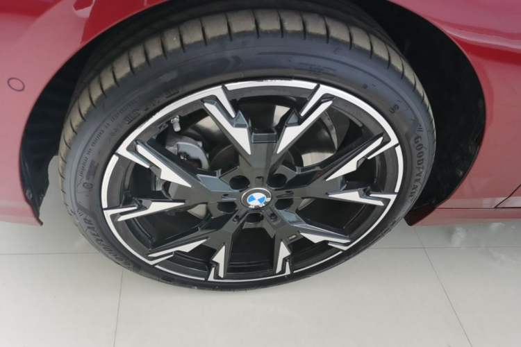 Used BMW 2 Series 2025 225L M Sport Night Edition Package Left Front Wheel Hub