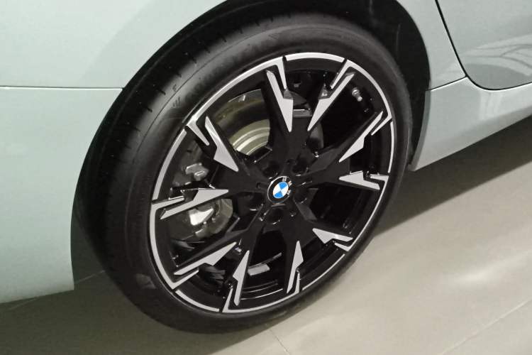 Used BMW 2 Series 2025 225L M Sport Night Edition Package Right Rear Wheel Hub