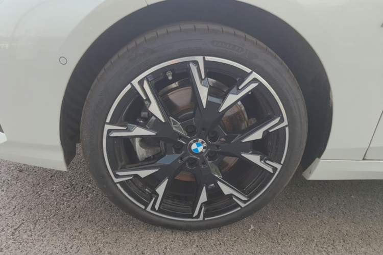 Used BMW 2 Series 2025 225L M Sport Night Edition Package Left Front Wheel Hub