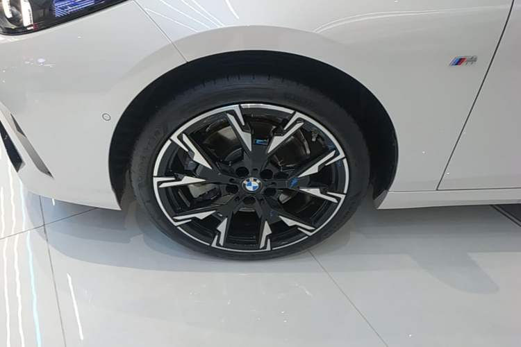 Used BMW 2 Series 2025 225L M Sport Night Edition Package Left Front Wheel Hub