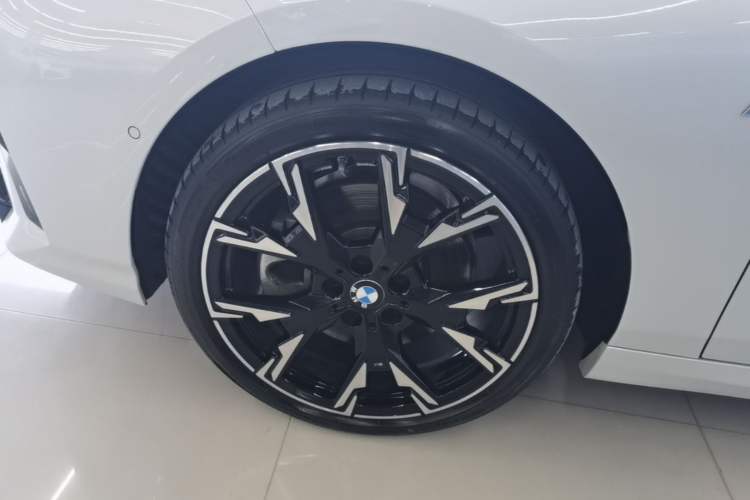 Used BMW 2 Series 2025 225L M Sport Night Edition Package Left Front Wheel Hub