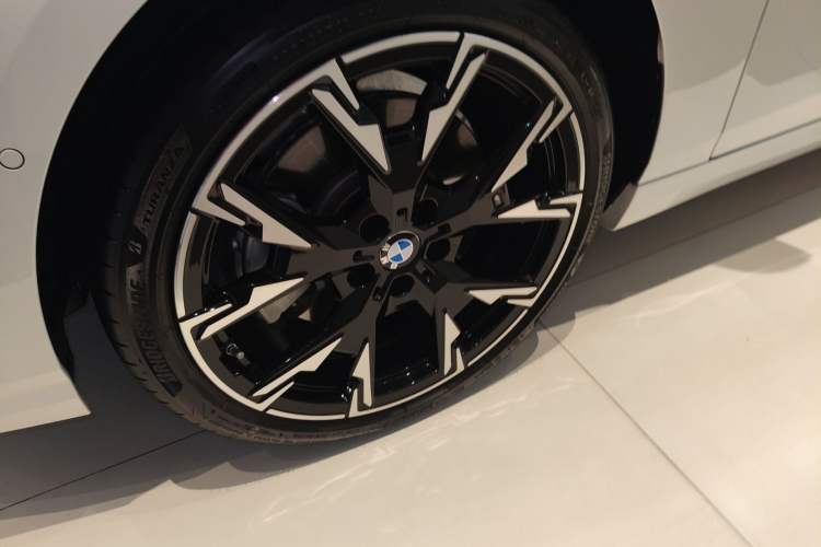 Used BMW 2 Series 2025 225L M Sport Night Edition Package Left Front Wheel Hub