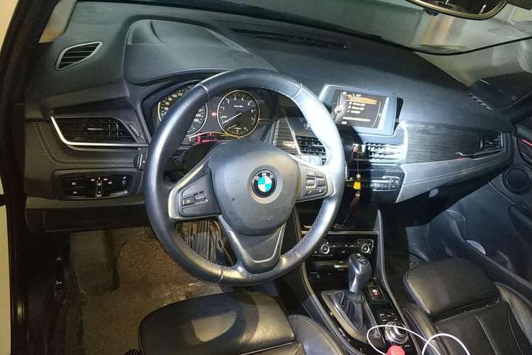 Used BMW 2 Series Active Tourer 2014 220i Luxury Design Package Center Console