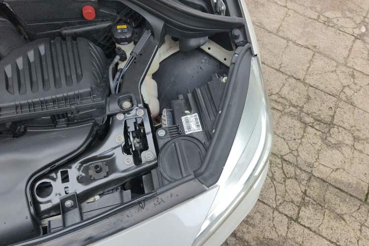 Used BMW 2 Series Active Tourer 2014 220i Luxury Design Package Engine Bay Left