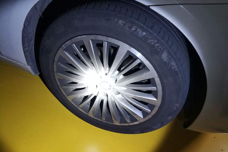 Used BMW 2 Series Active Tourer 2014 220i Luxury Design Package Right Front Wheel Hub
