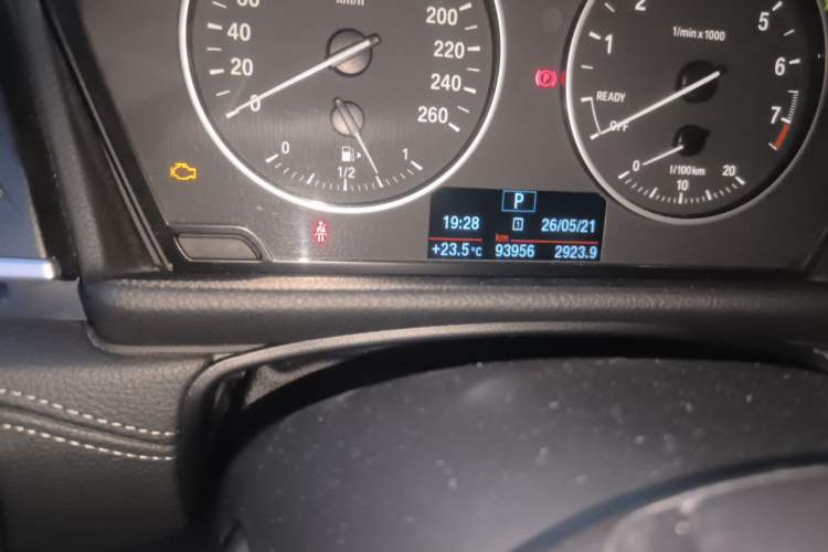 Used BMW 2 Series Active Tourer 2016 220i Luxury Design Package Odometer Close Up