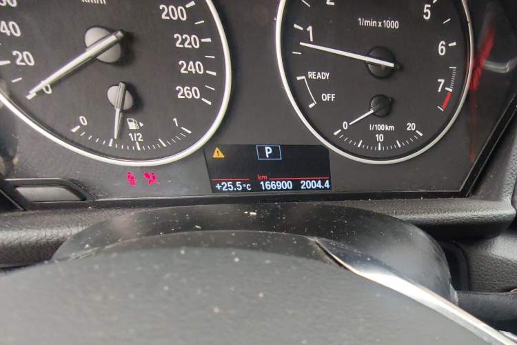 Used BMW 2 Series Active Tourer 2016 220i Luxury Design Package Odometer Close Up
