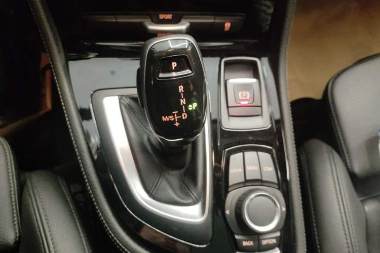 Used BMW 2 Series Gran Tourer 2018 220i Luxury Sports Package Gear Lever