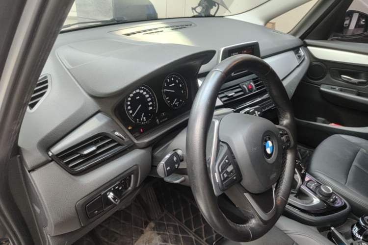 Used BMW 2 Series Gran Tourer 2018 220i Leading Model Center Console