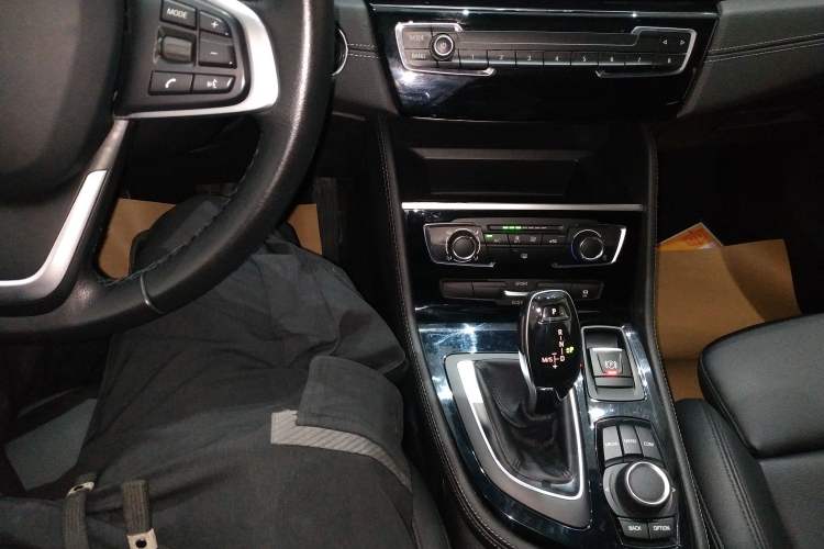 Used BMW 2 Series Gran Tourer 2018 220i Luxury Sports Package Gear Lever