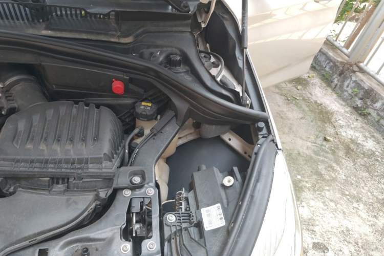 Used BMW 2 Series Gran Tourer 2018 220i Luxury Sports Package Engine Bay Left
