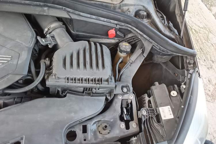 Used BMW 2 Series Gran Tourer 2019 220i Luxury Sports Package Engine Bay Left