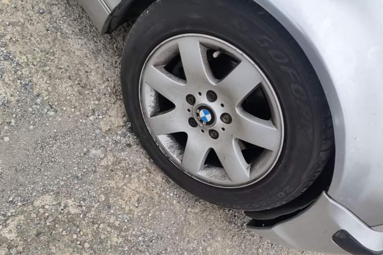 Used BMW 3 Series 2004 325i Right Front Wheel Hub