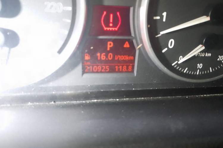 Used BMW 3 Series 2005 325i Sport Edition Odometer Close Up