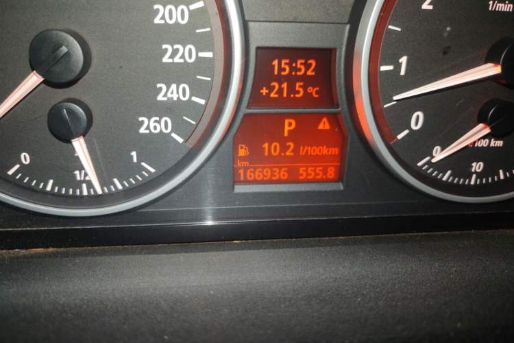 Used BMW 3 Series 2005 325i Sport Edition Odometer Close Up