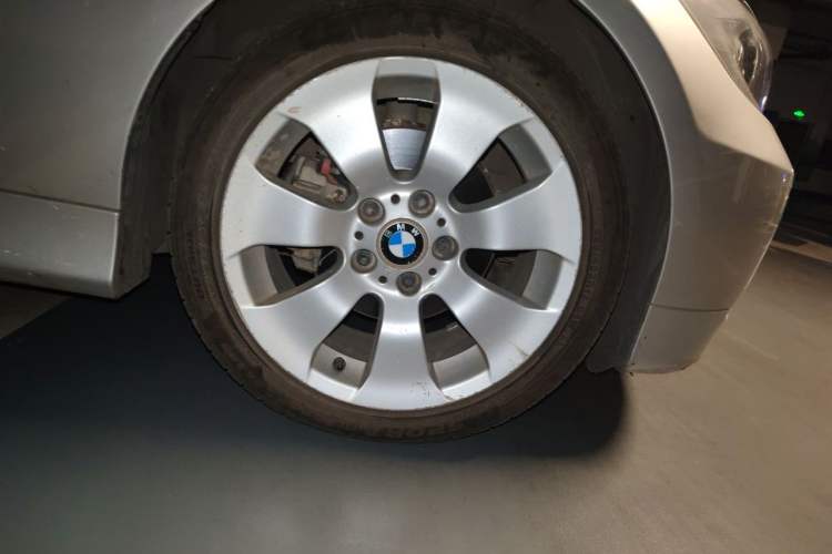 Used BMW 3 Series 2005 325i Sport Edition Right Front Wheel Hub