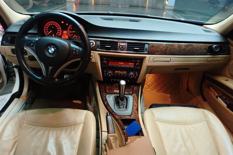 Used BMW 3 Series 2005 325i Sport Edition Center Console