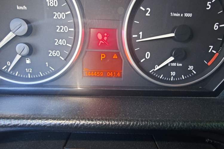 Used BMW 3 Series 2005 325i Sport Edition Odometer Close Up