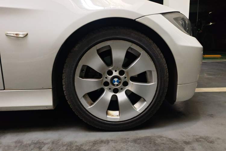 Used BMW 3 Series 2005 325i Sport Edition Right Front Wheel Hub