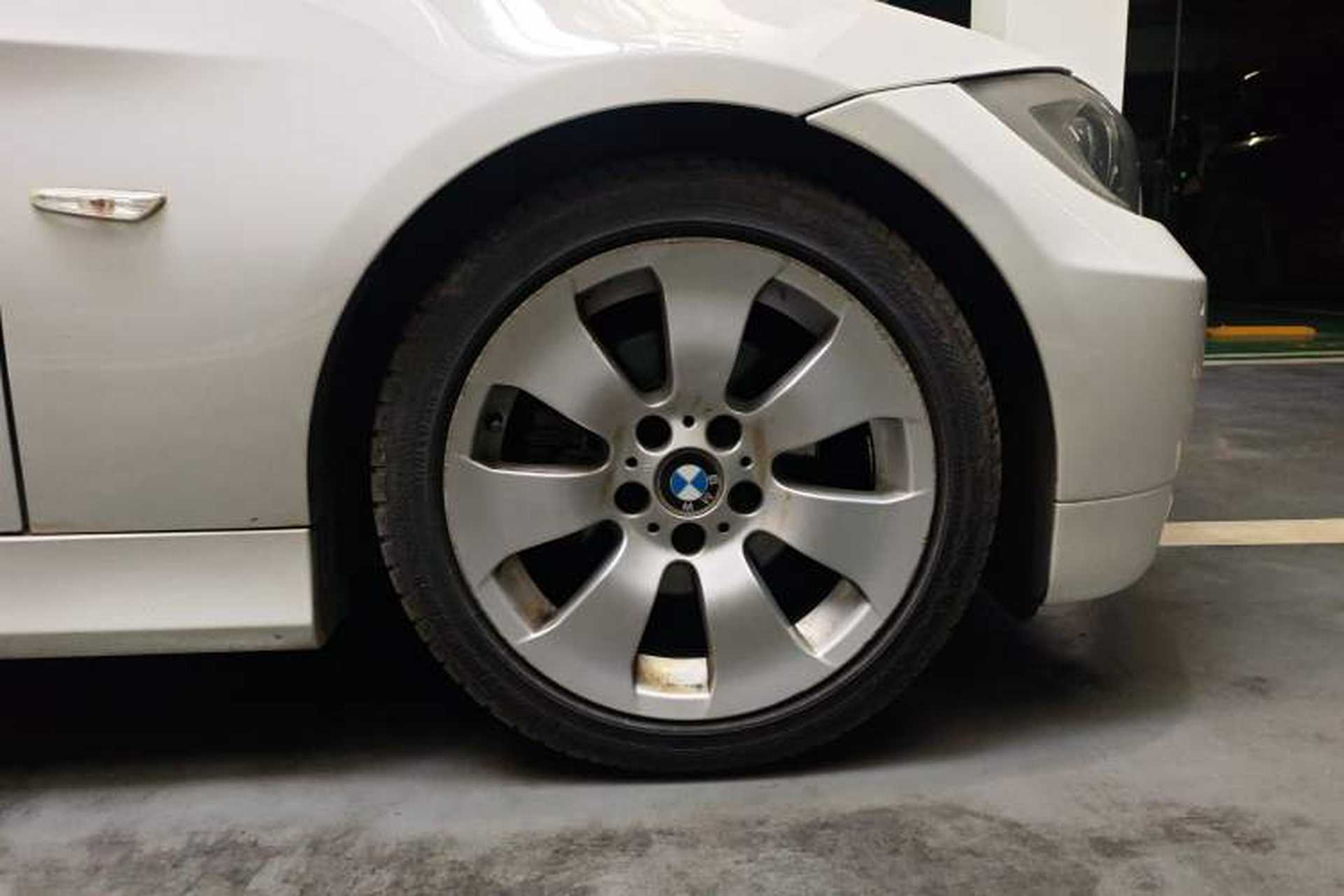 Used BMW 3 Series 2005 325i Sport Edition Right Front Wheel Hub