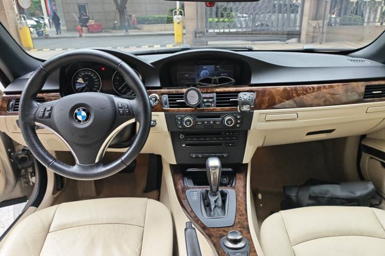 Used BMW 3 Series 2007 330i Convertible Coupe Center Console