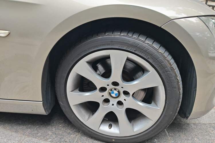 Used BMW 3 Series 2007 330i Convertible Coupe Right Front Wheel Hub