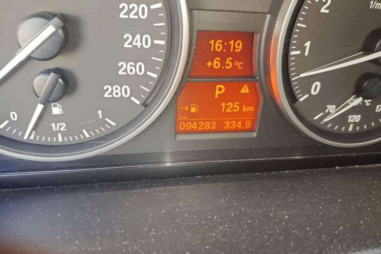Used BMW 3 Series 2007 325i Convertible Coupe Odometer Close Up