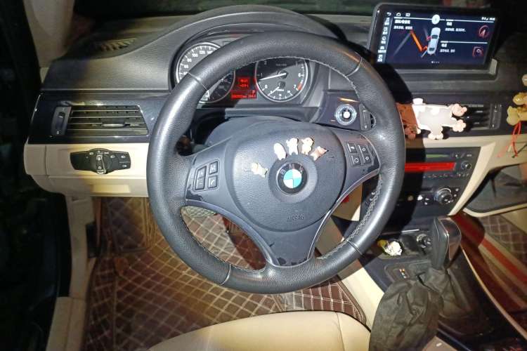 Used BMW 3 Series 2009 320i two-door coupe Center Console